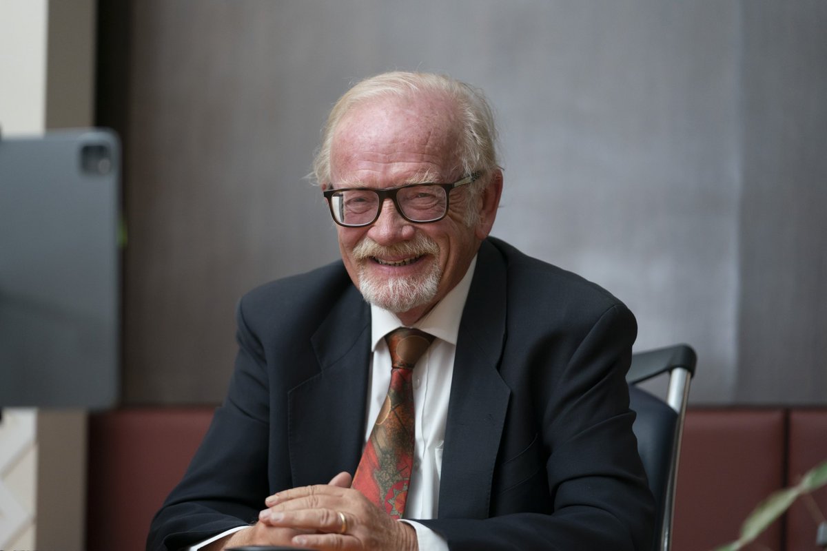 خالص التعازي والمواساة إلى عائلة المؤرخ والباحث بيتر هيلير .. خدم الإمارات بتفان وإخلاص على مدى عقود وترك بصمات بارزة في مجالات الآثار والبيئة والإعلام ..فقدنا برحيله نموذجاً للالتزام والعطاء.. سنظل نتذكره وسيبقى ما قدمه إلى الإمارات حاضراً في ذاكرتها على الدوام.