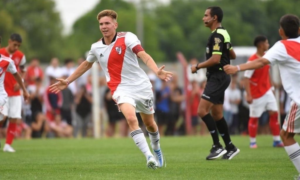 Name: Franco Mastantuono
Age: 15
Citizenship: 🇦🇷
Club: River Plate U20
Position: CAM
Foot: Left
Height: 1.72m
MV: -

Strengths: ball control, dribbling, set-pieces, technique, finishing, pace, creativity

Potential Rating: 9.5/10 🌟

#RiverPlate