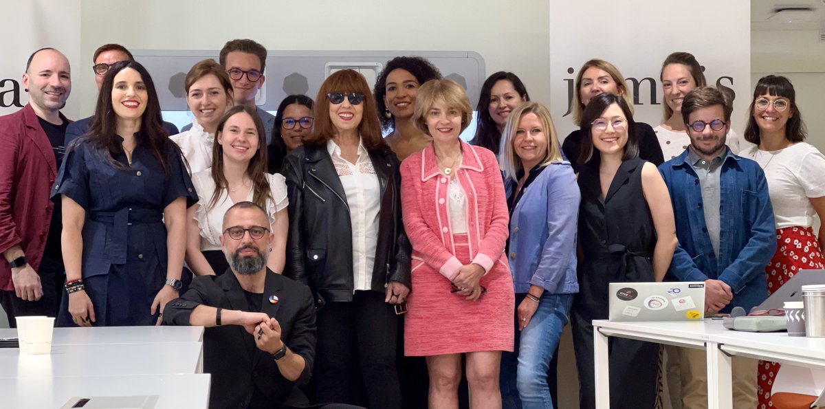 JamaisSansElles's tweet photo. Pour la première fois, les représentants des entreprises, ministères et institutions signataires de notre charte d'engagements se sont rencontrés à Paris ⤵️🧵
Le “Cercle des Partenaires #JamaisSansElles” s'est réuni lors d'un atelier organisé chez #BNPParibas, autour de @tfsalomon et @parizot (JSE), co-animé par @NatachaQS (JSE) et @maaltunbas (BNPP).

Cet échange de bonnes pratiques et d'actions en faveur de la mixité a créé une dynamique commune enthousiasmante au sein de ce cercle qui regroupe les structures engagées avec JSE : @microsoftfrance @SAPFrance @BNPParibas @FDJ @McDonaldsFrance @PwC_France et Maghreb, le ministère de l'@education_gouv, le ministère de l'@Economie_Gouv, la @cnje et @IFParis.

Durant cet atelier, BNP Paribas, Microsoft France, McDonald's France et PWC France et Maghreb ont présenté des données sur la mise en œuvre de notre charte ou la création d’outils pour le suivi des actions.

Les ministères de l'Économie et de l'Éducation ainsi que la Confédération nationale des Juniors-Entreprises ont également montré, quant à eux, qu'ils ont développé des actions spécifiques dans le cadre de la dynamique #JamaisSansElles 1/3
