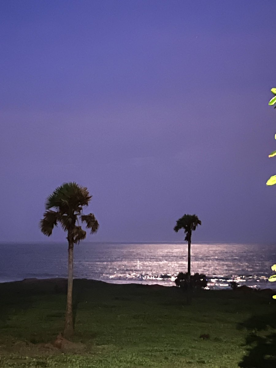 vizagforever's tweet photo. Full moon day in Vizag.
#vizag #visakhapatnam #vizagist #vizaglove #vizagforever #andhrapradesh #moon #fullmoon #sea #beach #waves https://t.co/MXSpSj0lPx