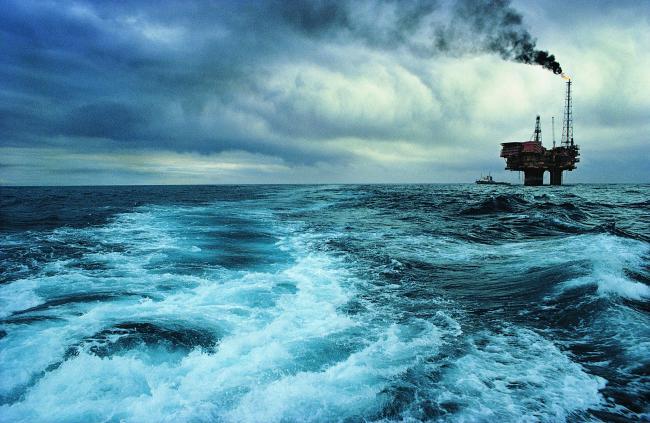 CarbonBubble's tweet photo. Climate campaigners have threatened the UK π¬π§ Govt with legal action over approving #Rosebank - a huge, controversial North Sea #oilπ’οΈ field. The UK Govts advisers, @theCCCuk stated expansion of #FossilFuel production is not in line with #NetZero goals https://t.co/wmdv2Uc0oM https://t.co/9LsS6nB6HF