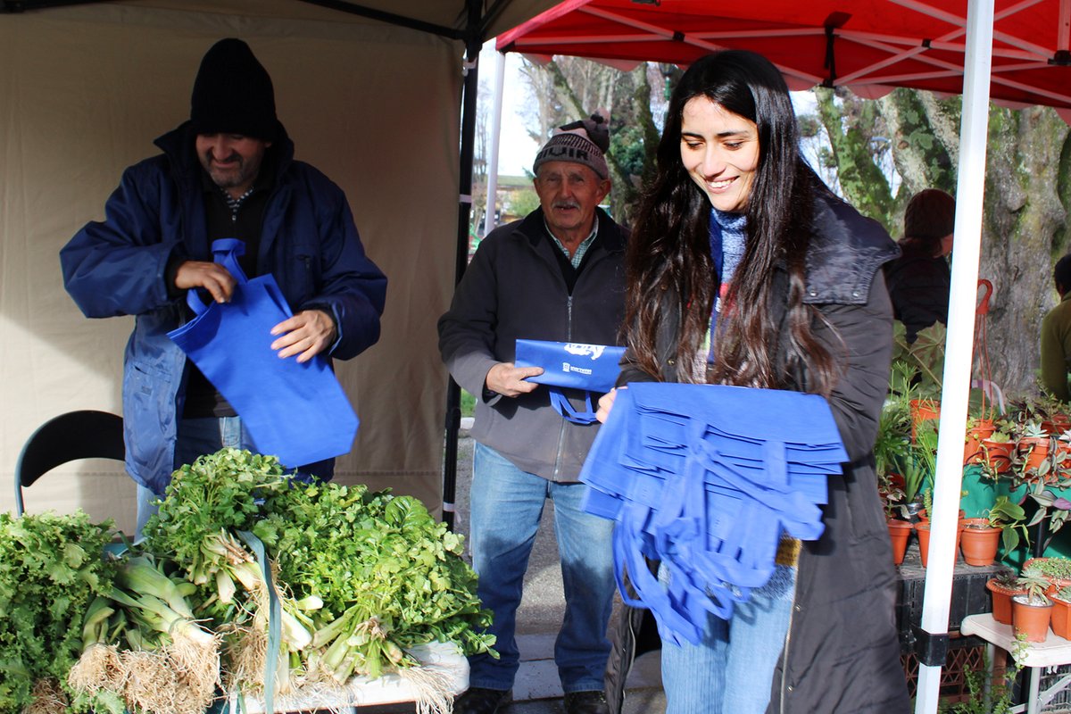 𝗗𝗜́𝗔 𝗜𝗡𝗧𝗘𝗥𝗡𝗔𝗖𝗜𝗢𝗡𝗔𝗟 𝗦𝗜𝗡 𝗕𝗢𝗟𝗦𝗔𝗦 𝗣𝗟𝗔́𝗦𝗧𝗜𝗖𝗔𝗦 
Con el objetivo de fomentar el no uso de plásticos de un solo uso, profesionales de la Dirección de Medio Ambiente regalaron a la comunidad bolsas de género reutilizables.