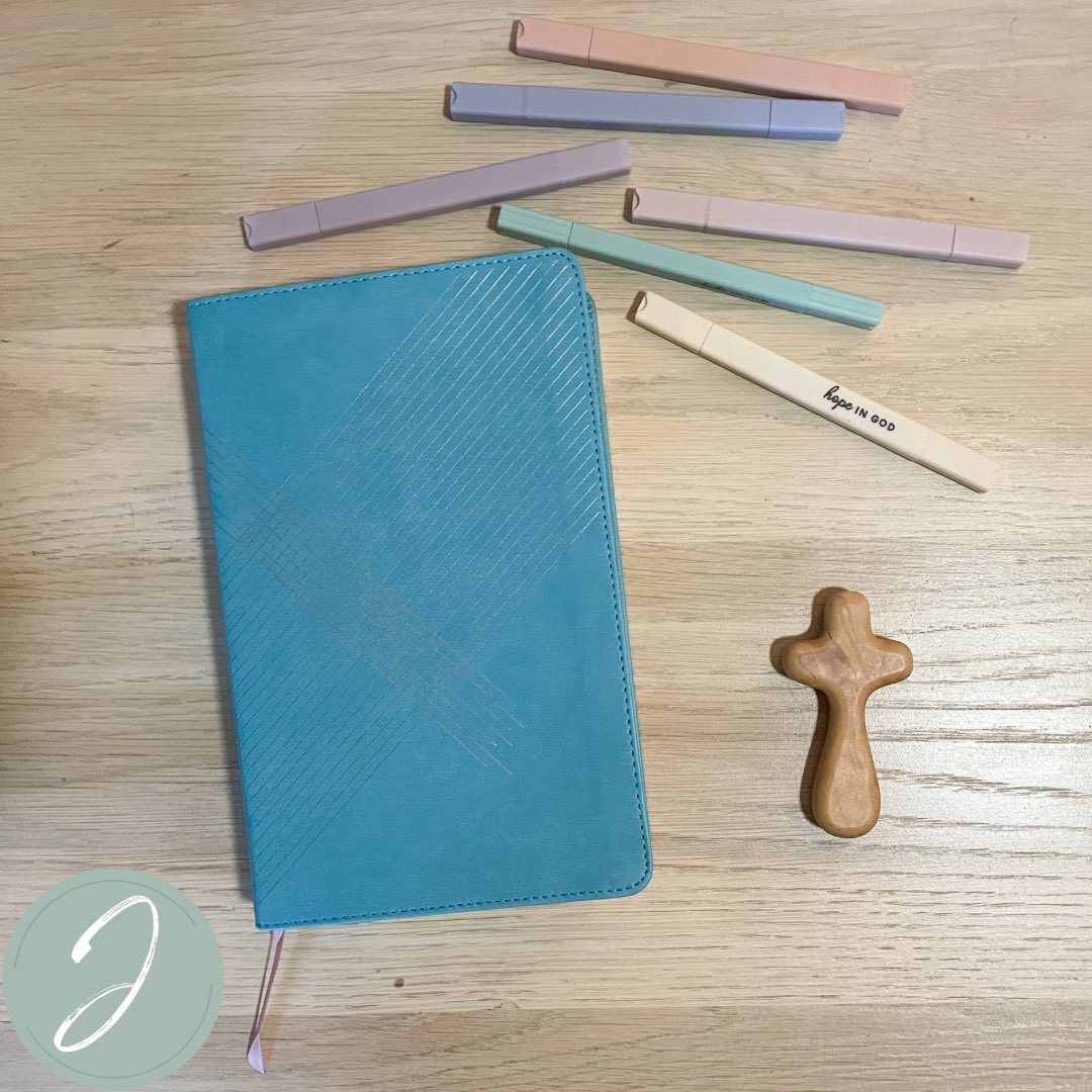 jenifermetzger's tweet image. Today I’m excited to share the Student Life Application Study Bible with you. Check out my full review and enter to win a copy on the blog today! bit.ly/3pylda8
.
#NLTBible #TyndaleBibles #LifeApplicationStudyBible #BibleForStudents #SeriousStudyComesToLife
@NLTVerse