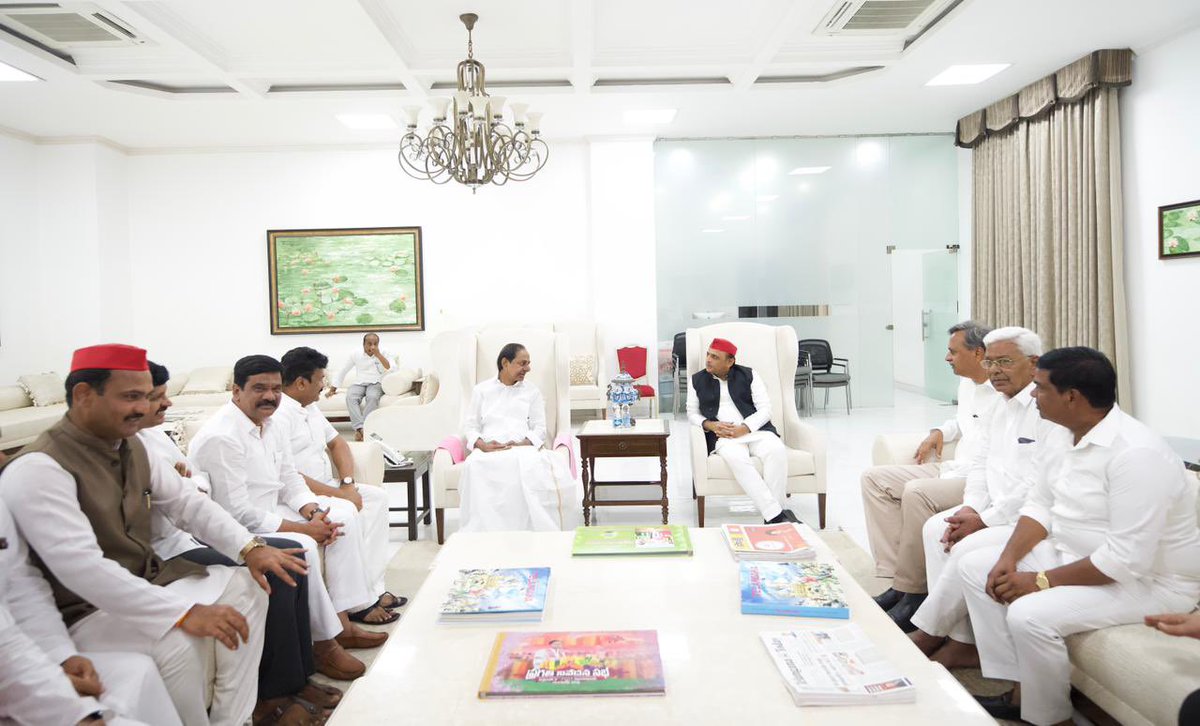 yadavakhilesh's tweet photo. एक मुलाक़ात भाजपा को हराने के स्पष्ट लक्ष्य के लिए एकजुटता के नाम। https://t.co/CW48SRv6Y6
