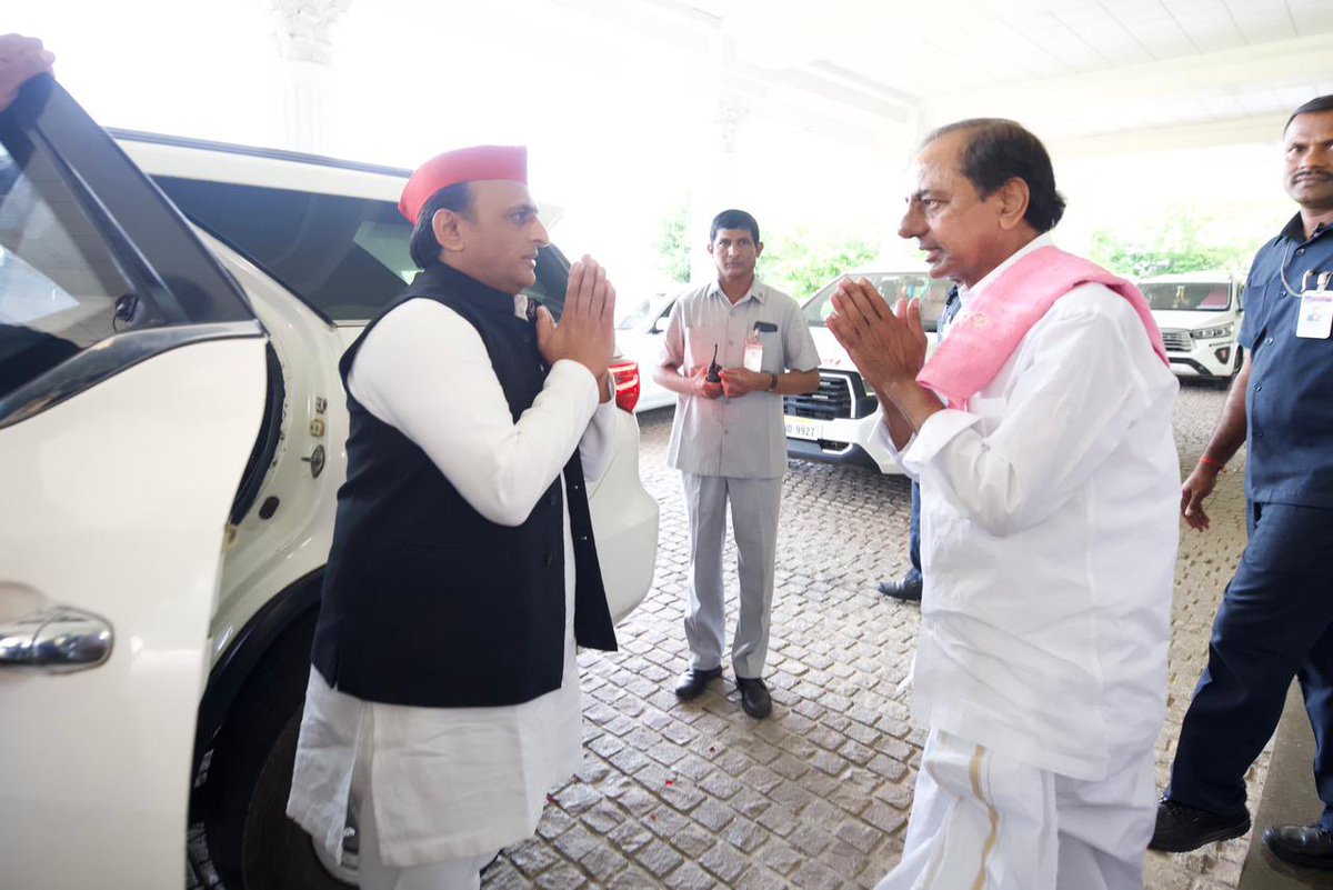 yadavakhilesh's tweet photo. एक मुलाक़ात भाजपा को हराने के स्पष्ट लक्ष्य के लिए एकजुटता के नाम। https://t.co/CW48SRv6Y6