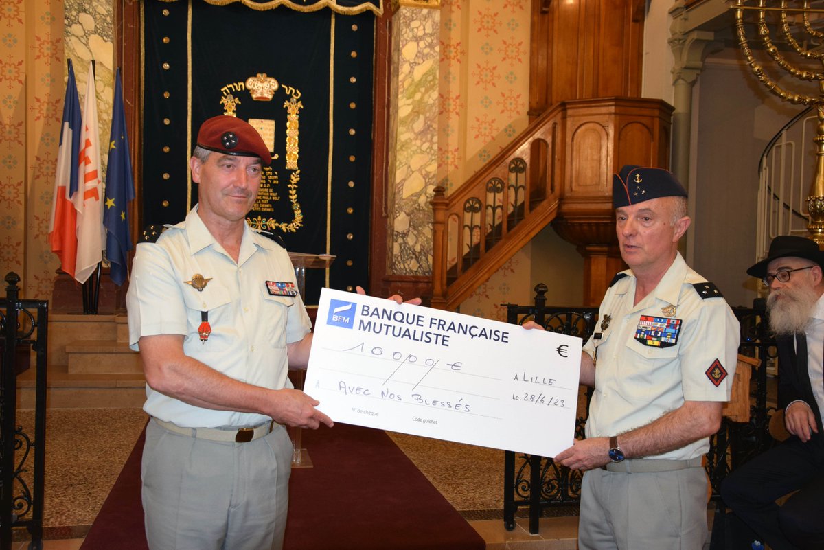 CommandementFOT's tweet image. Le 28 juin dernier, la communauté juive de Lille renouvelait son geste de solidarité #AvecNosBlessés : un chèque de 🔟0⃣0⃣0⃣ euros était remis au GCA Toujouse, #ComFT, par le GDI (2S) Goguenheim en présence du Grand Rabbin de France Haïm Korsia.
@armeedeterre @TerreFraternite