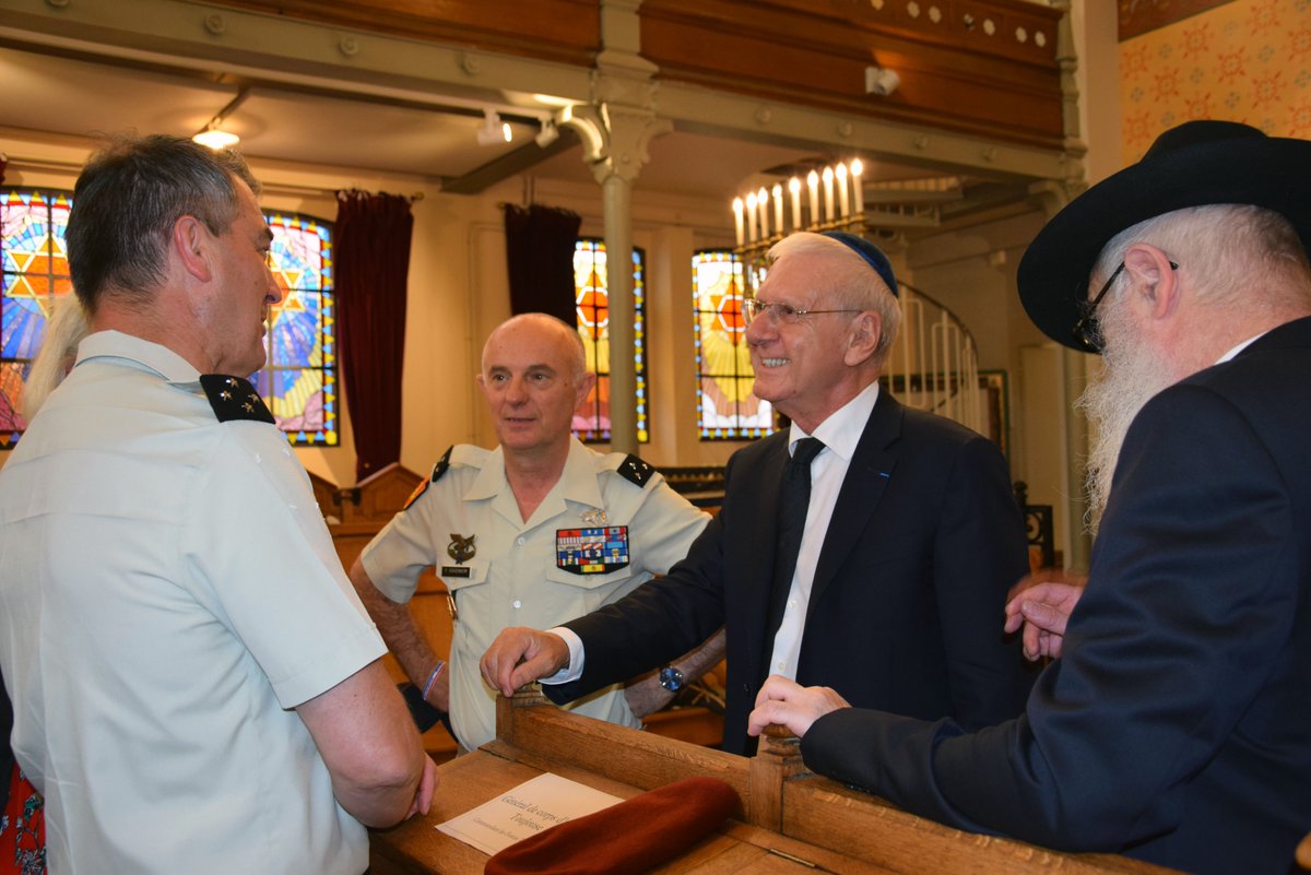 CommandementFOT's tweet image. Le 28 juin dernier, la communauté juive de Lille renouvelait son geste de solidarité #AvecNosBlessés : un chèque de 🔟0⃣0⃣0⃣ euros était remis au GCA Toujouse, #ComFT, par le GDI (2S) Goguenheim en présence du Grand Rabbin de France Haïm Korsia.
@armeedeterre @TerreFraternite