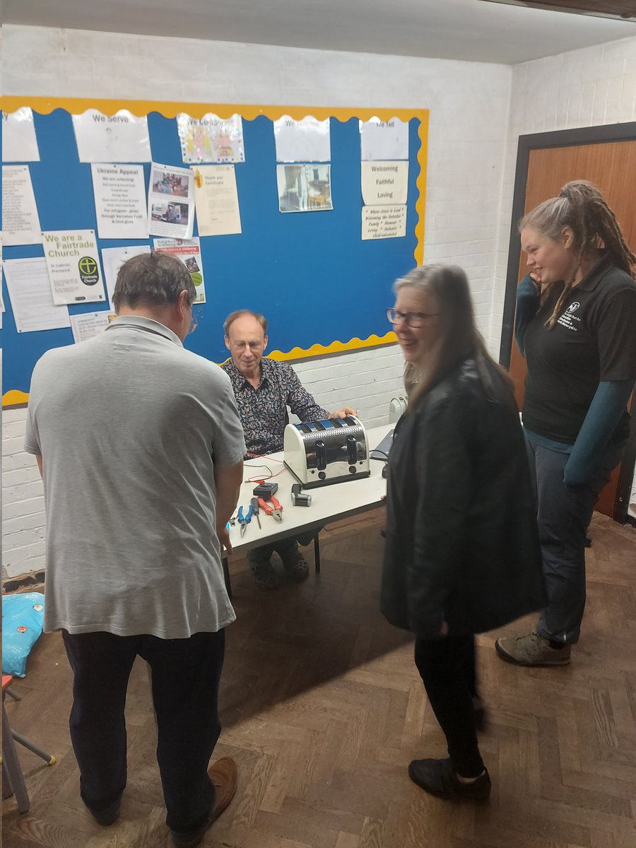 juebee19's tweet photo. First 'Fix it cafe' at our Sedgeley Park drop in today and we fixed a toaster! Come and join us 1st Monday of every month 10.30am-12.30pm and bring your small broken items! #socialprescribing #fixitcafe #repaircafe @TeamPrestwich @older_team @burylivewell @Bury_GPFed @linds5560 https://t.co/vfP39yvQ47