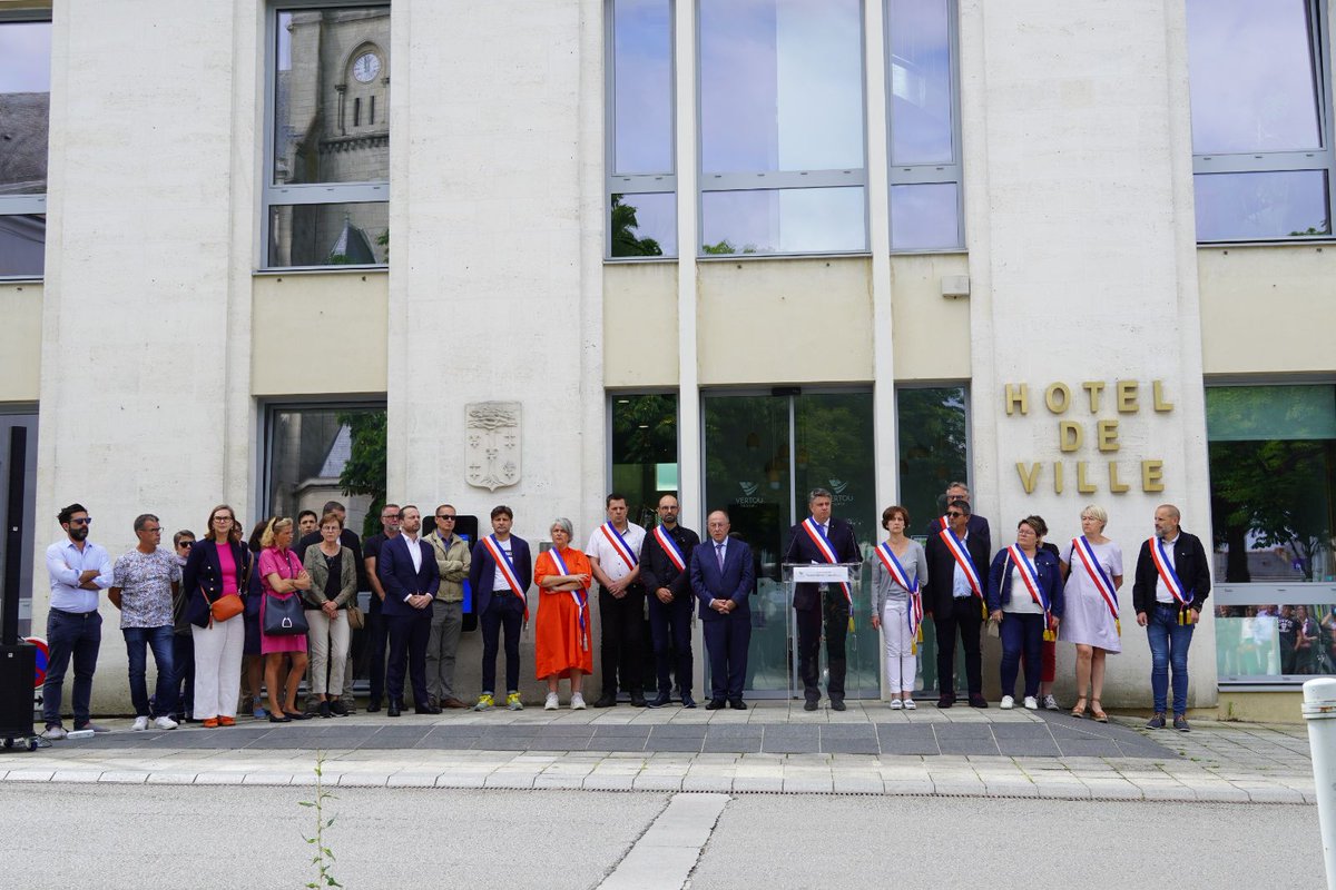 RAmailland's tweet photo. A l'initiative de @davidlisnard, président de l'@l_amf, nous étions de très nombreux citoyens, entourés de collègues Maires du Vignoble Nantais, pour dire, haut et fort, que nous refusons que notre pays continue de sombrer dans le chaos 🇨🇵
@AMF__44 https://t.co/QjMiOnjEDw