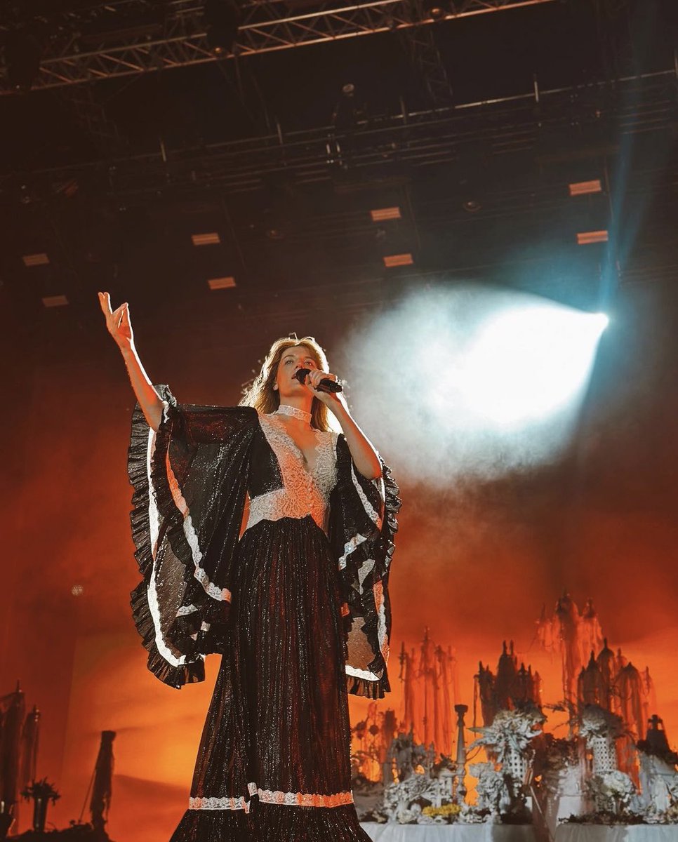florencearchive's tweet photo. florence performing in greece 🇬🇷
ph: annastephanou https://t.co/WeiOCvi2oF