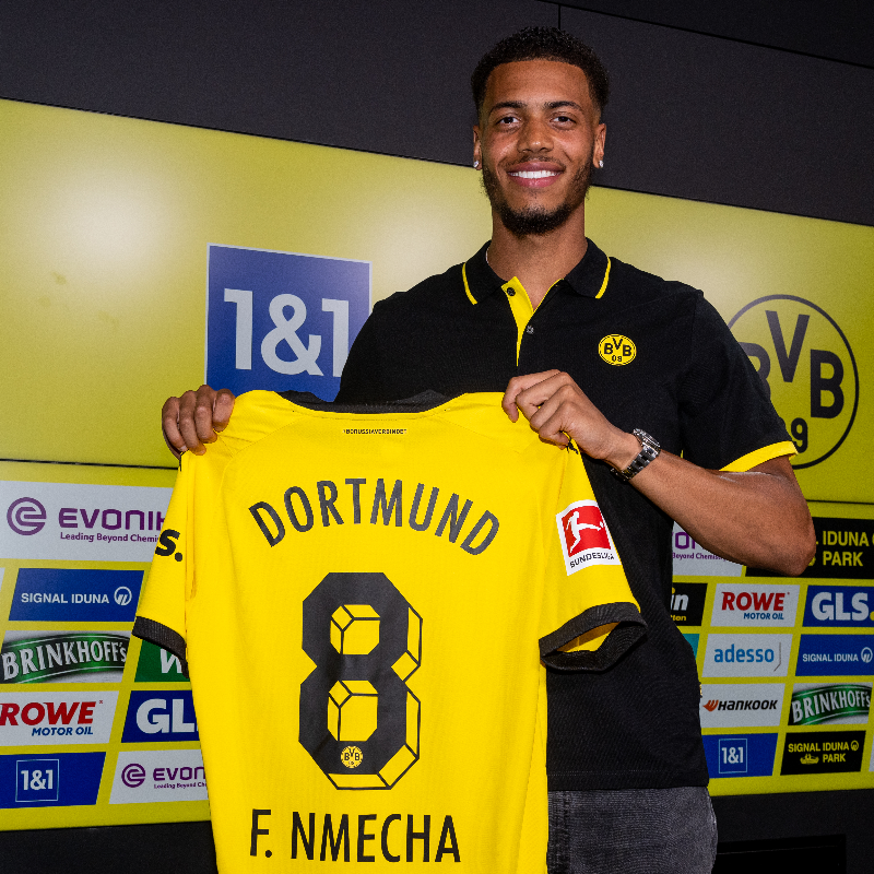 BVB's tweet photo. Tach, Felix! 👋

Der #BVB verpflichtet den deutschen Nationalspieler Felix #Nmecha vom @VfL_Wolfsburg. Der Mittelfeldakteur unterschrieb am Montag einen bis zum 30. Juni 2028 gültigen Vertrag. ✍️

➡️ https://t.co/DjzjAqtUJn