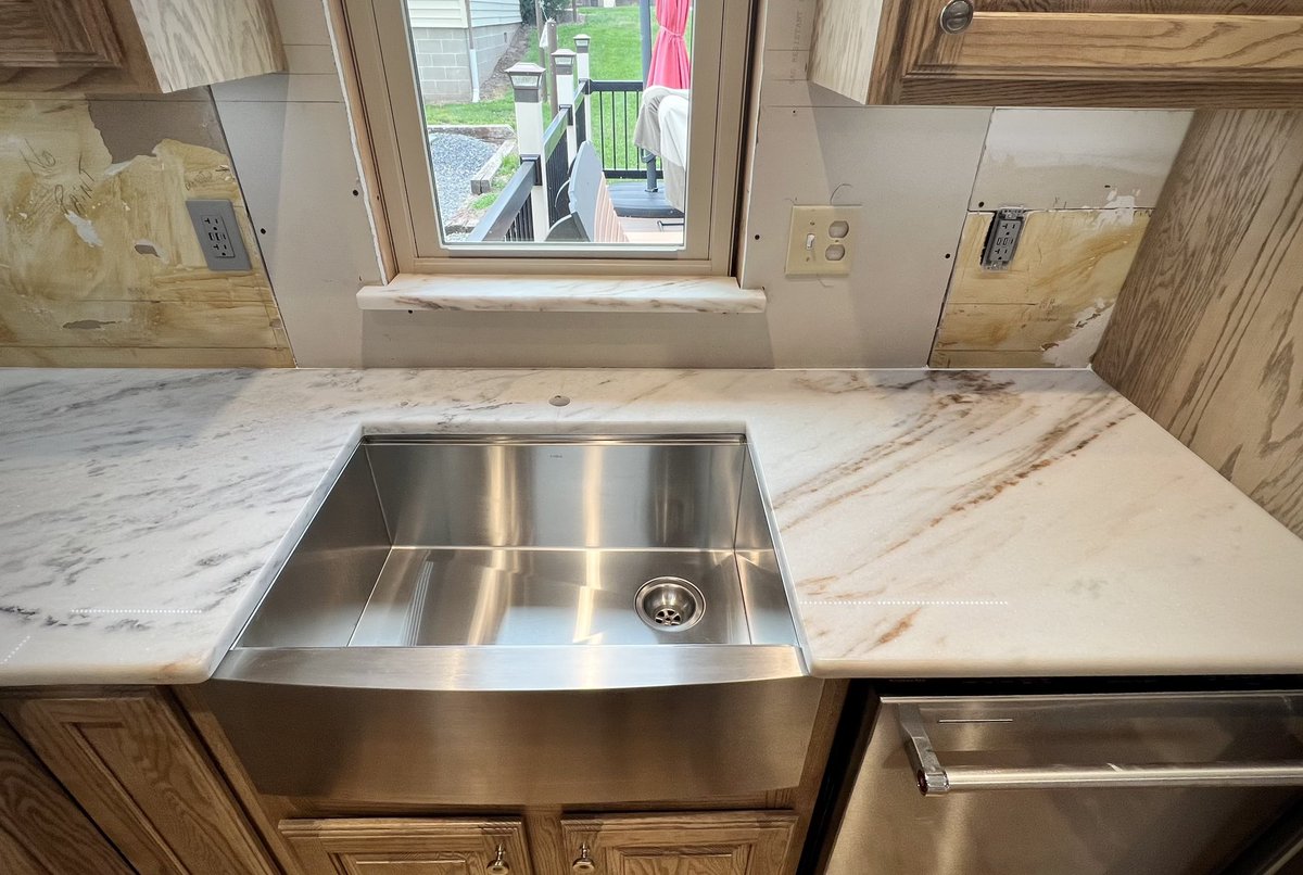 GFgranitellc's tweet image. This beautiful kitchen install was the first time we cut and used White Portinari Quartzite!

#goodfellasgranite #kitcheninstallation #quartzite #kitchencountertops #suggestedforyou #trendingkitchen