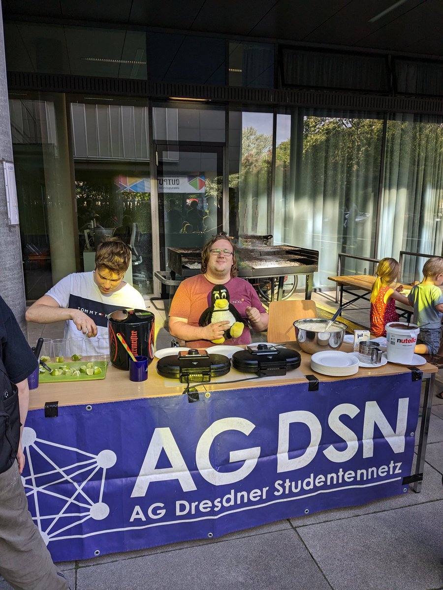 Wir sind gerade am APB und verteilen Waffeln und Tschunk zum Fakultätsgrillen der Informatik Fakultät an der TU Dresden