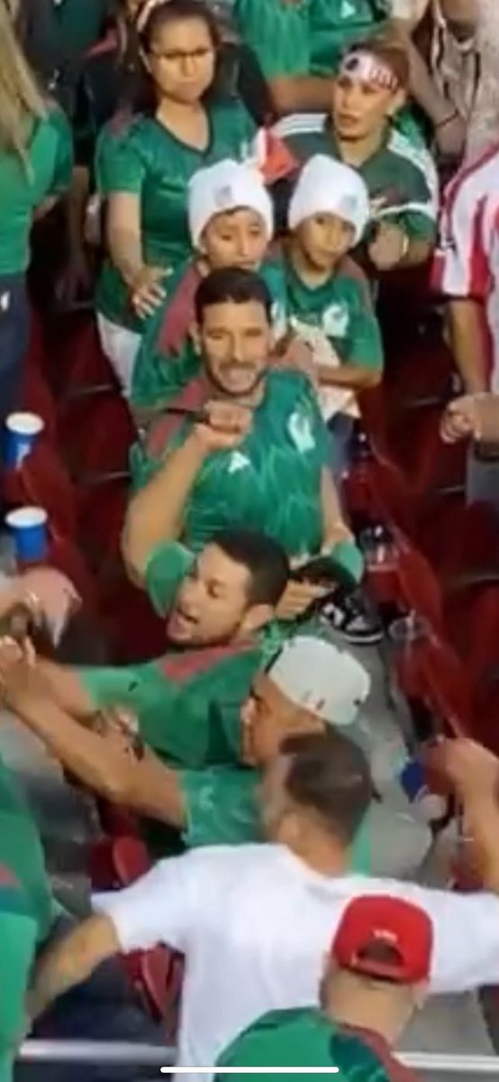 Gabrielmexico31's tweet photo. @gabriemh19 @Faitelson_ESPN Ahí está el de la navaja.. abajo de los dos morritos.. van con el que al parecer es el papá que se parece mucho al que trae la navaja.. ojalá no lo vayan a confundir. https://t.co/jVJbQqFOkg