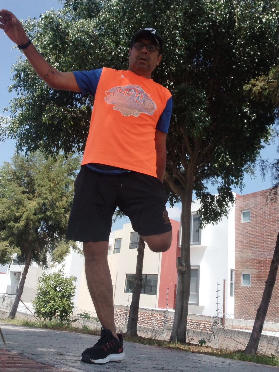 pablotorreskno's tweet photo. CORRER no solo cambia tu cuerpo,también cambia tu mente, tu actitud y tu forma de ver la vida. Excelente inicio de semana 🏃🏃💪Seguimos #SumandoKms rumbo al #maratoncdmx https://t.co/TyOaO2OeTu