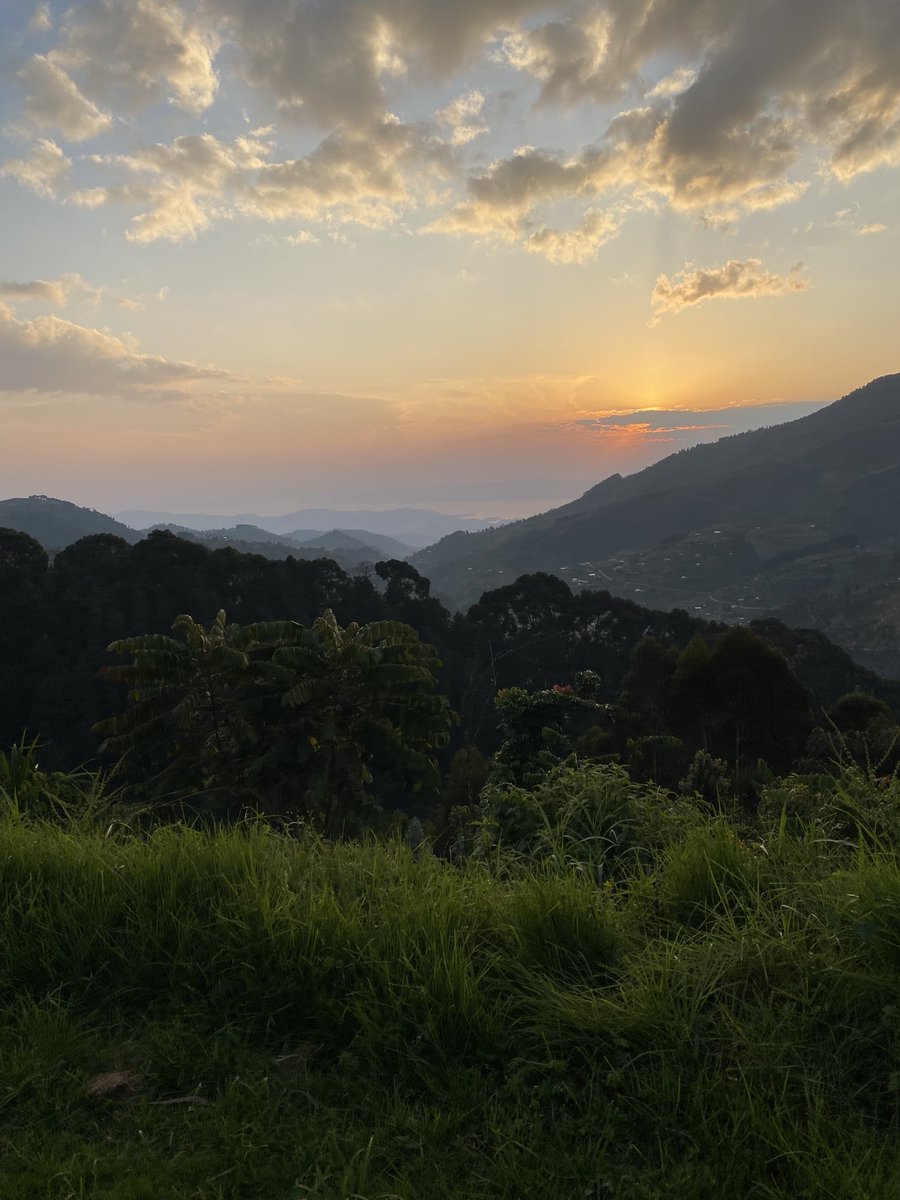 UrbanPureHelp's tweet image. Rwandan sunset and a cheeky beer!  Live the dream, love the dream DJC