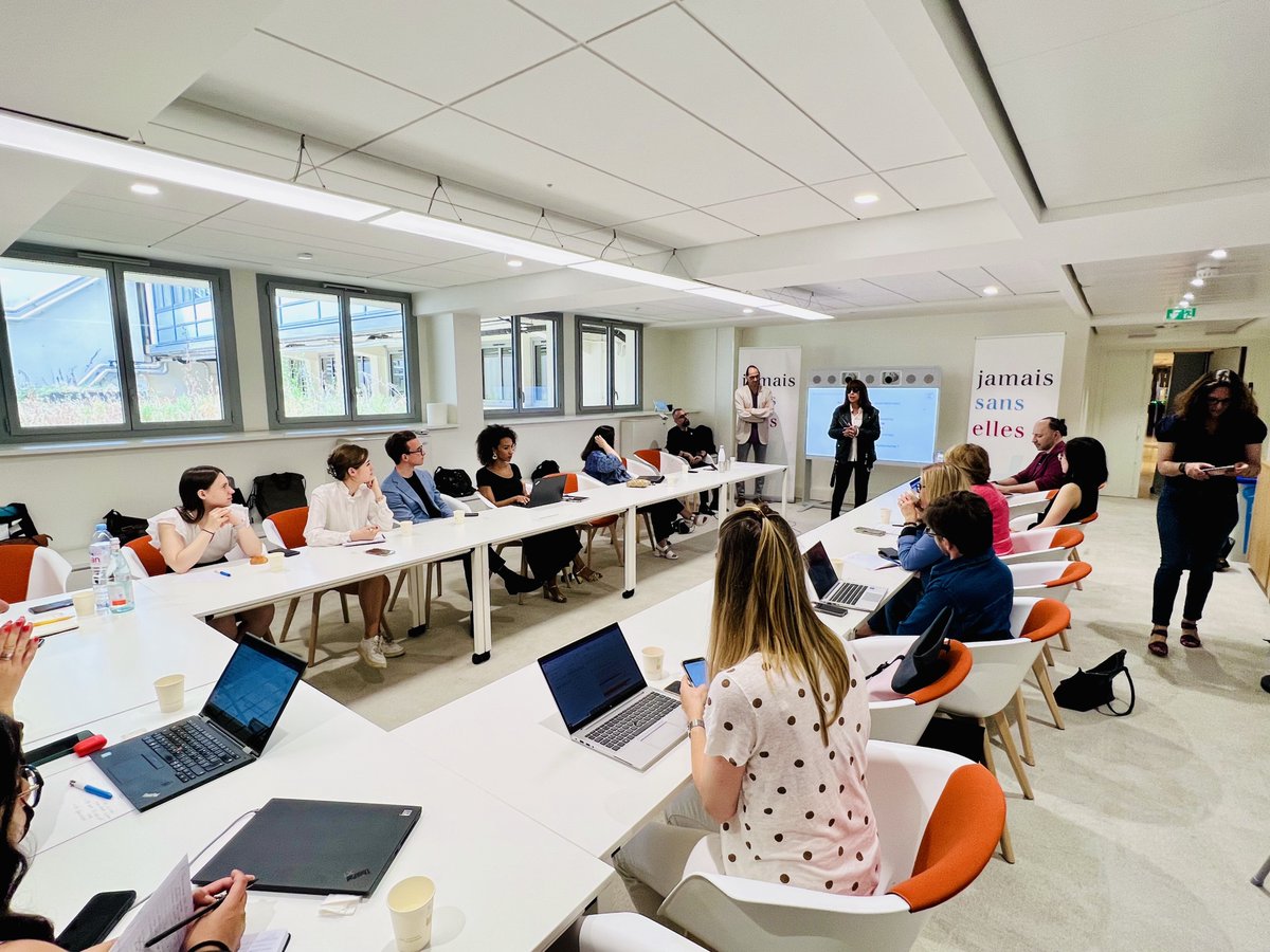JamaisSansElles's tweet photo. Parmi les sujets abordés : l'enquête d'impact réalisée par @BNPParibas auprès des dirigeants signataires de la charte #JamaisSansElles, les formations destinées aux assistantes de direction menées par JSE en collaboration avec l'équipe de @McDonaldsFrance, la création de viviers de femmes dans tous les services du ministère de l’Économie, ainsi que le media training pour les femmes les plus talentueuses... et bien d'autres encore. 2/3