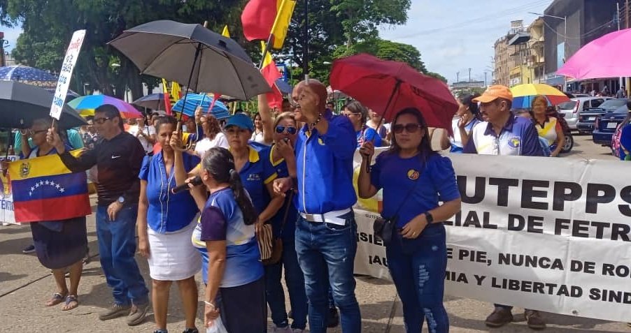 #3deJulio “Con lluvia y sol el Magisterio APUREÑO sigue en la calle” expresa la Pdte. de SINVEMA Apure Prof.Deisy Solorzano <a href="/DeisySolorzano6/">Deisy Solorzano</a> y el Comité Directivo Regional exigiendo la restitución de los beneficios contractuales de los Maestros.
¡Es nuestro Derecho!
#FVMEnlaLucha