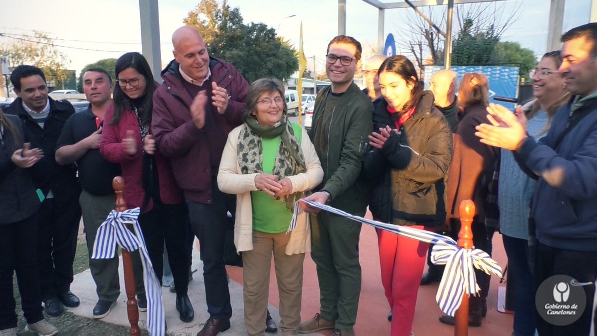 🚲Se inauguró punto de encuentro inteligente, inclusivo y sostenible en #Migues, junto a la ciclovía. 

✅Cuenta con una pérgola, energía solar para la recarga de celulares, un taller de bicicletas y un dispensador de agua.

📰Nota ➡️ imcanelones.gub.uy/es/noticias/se…