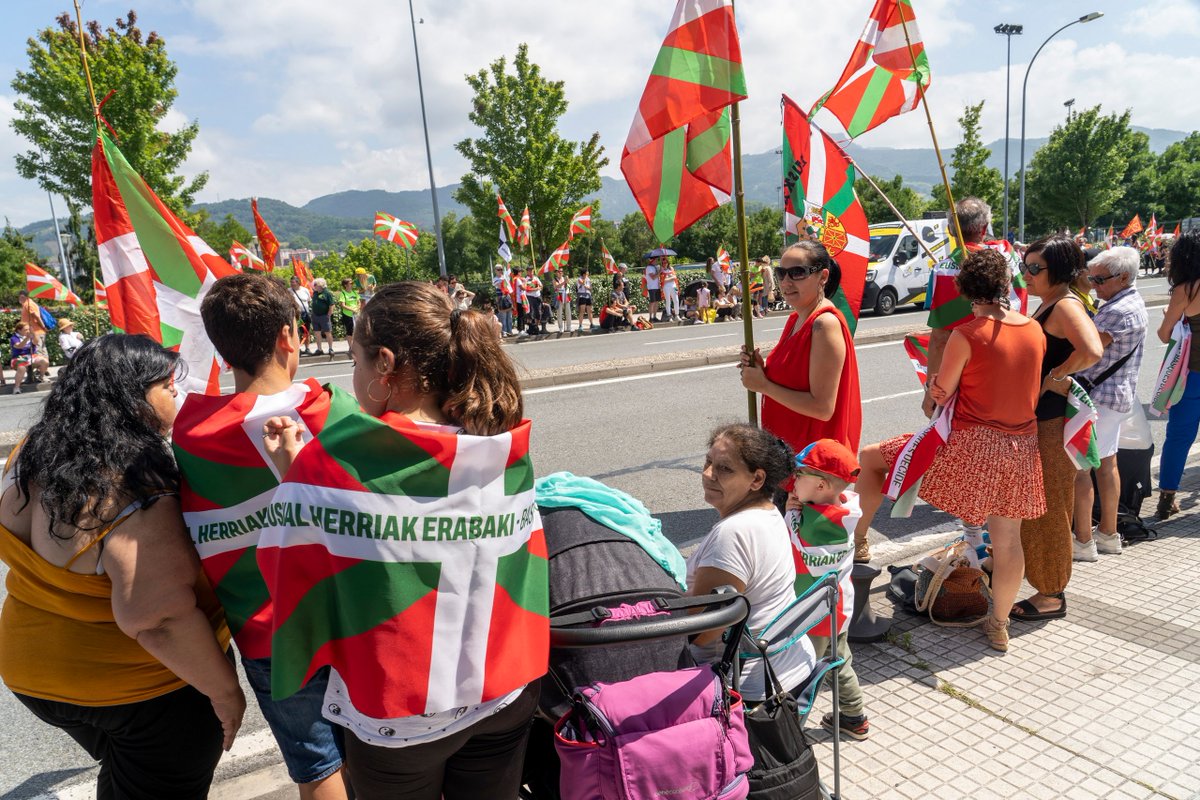 TourIparEH's tweet photo. 👏Lortu dugu, Bilbotik Baionara errepideak ikurriñaz bete ditugu!
Euskal Herriak bere geroaz erabakitzeko duen eskubidea lau haizetara hedatzen lortu dugu!

✊Gora Euskal Herria https://t.co/UpaBroKpvt