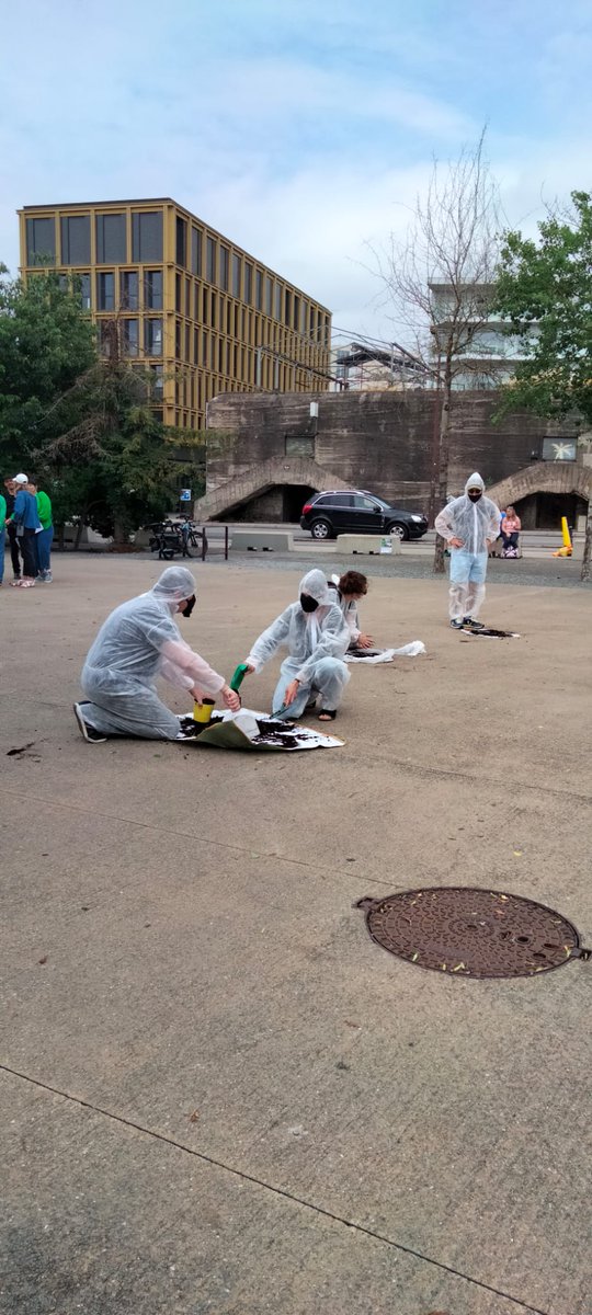 StopEcocentre's tweet photo. Atelier tamisage, concassage, et distribution de tracts. Pour la #NuitduVAN,  le collectif a alerté sur l'implantation d'un centre de dépollution à  ciel ouvert, à une centaine de mètres des Machines de l'île @samoanantes @NantesMetropole https://t.co/PyFfIAHhTc