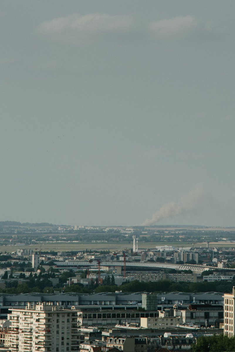 Grosse fumée d'incendie derrière le Bourget depuis les Lilas. 

(On profite de la vue d'Ariane 1 &amp; 5 <a href="/Arianespace/">Arianespace</a> )