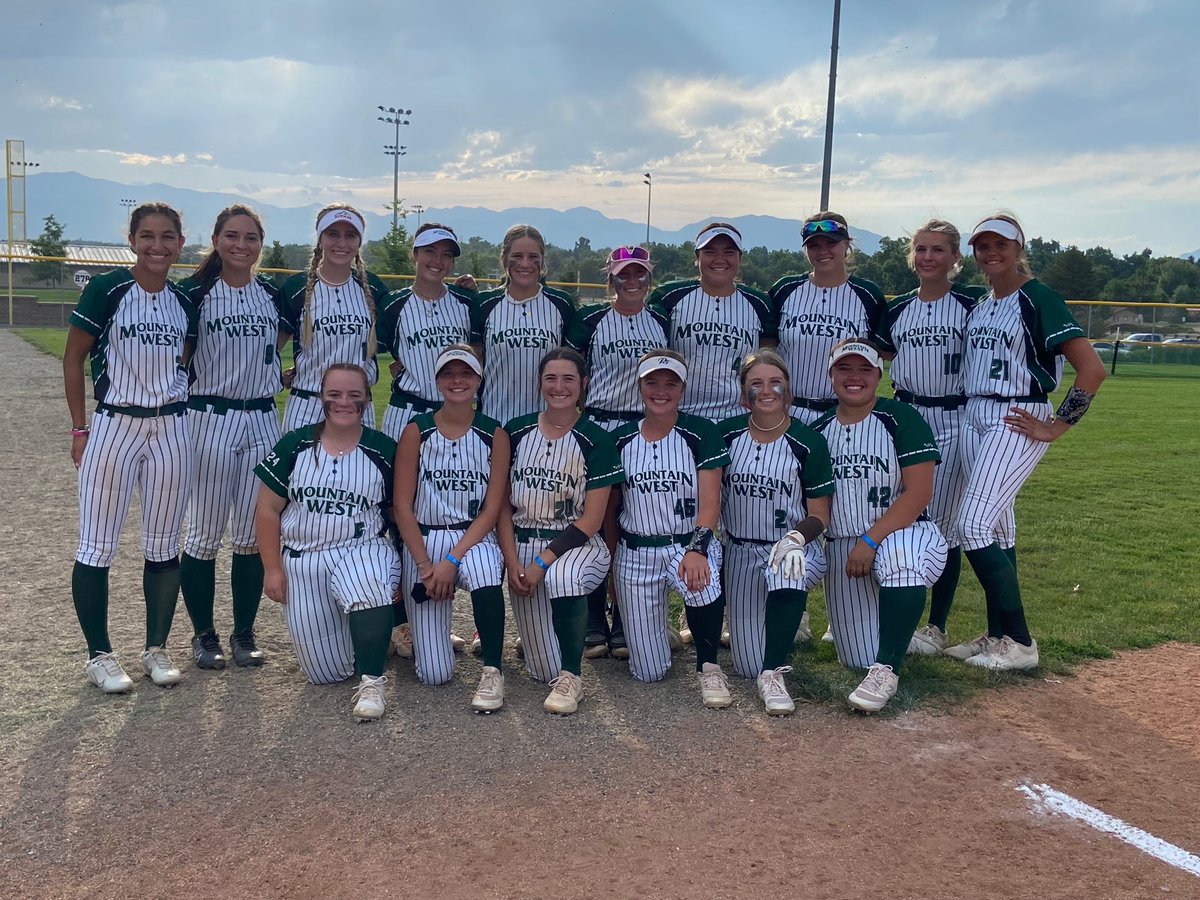 emmaharrow10's tweet photo. Colorado Sparkler Tournament! So proud of how my team played all week!💚 @bonniej_barnett @KenyaLapuaho @EmmaWa1ker @JewelKorth @LapuahoTalite @MountainWest16u https://t.co/DlNgXhuZp5
