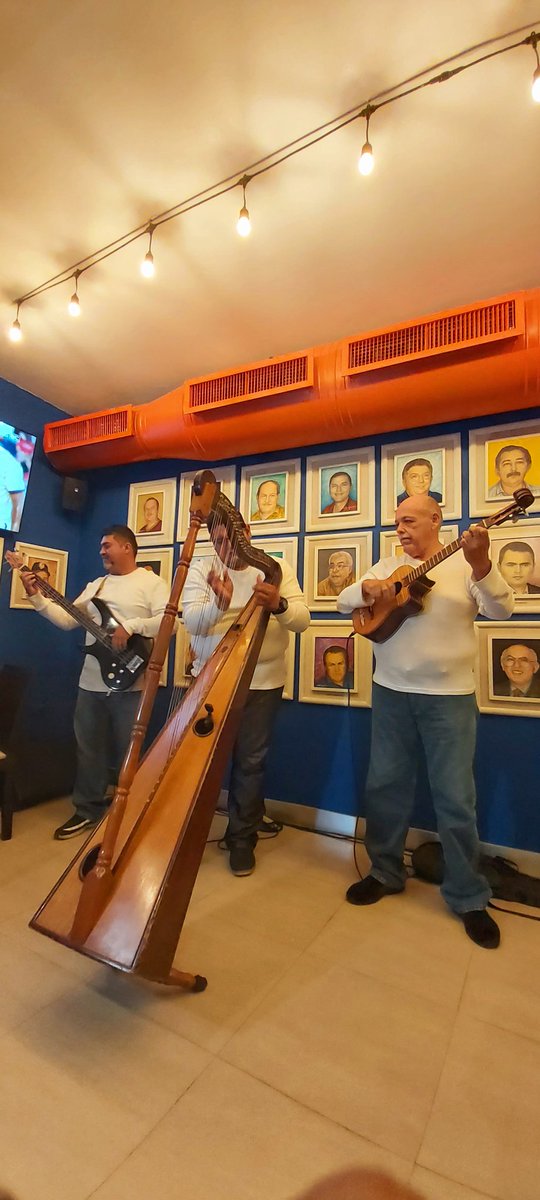 La agrupación Cuerdas Zulianas junto a lo mejor de la gastronomía zuliana, combinación perfecta para compartir todos los domingo en familia 👨‍👩‍👦❤
.
#TanTipicoComoNosotros #Maracaibo #Mcbo #Zulianidad #Zulia #Domingo #Julio #Music #Familia