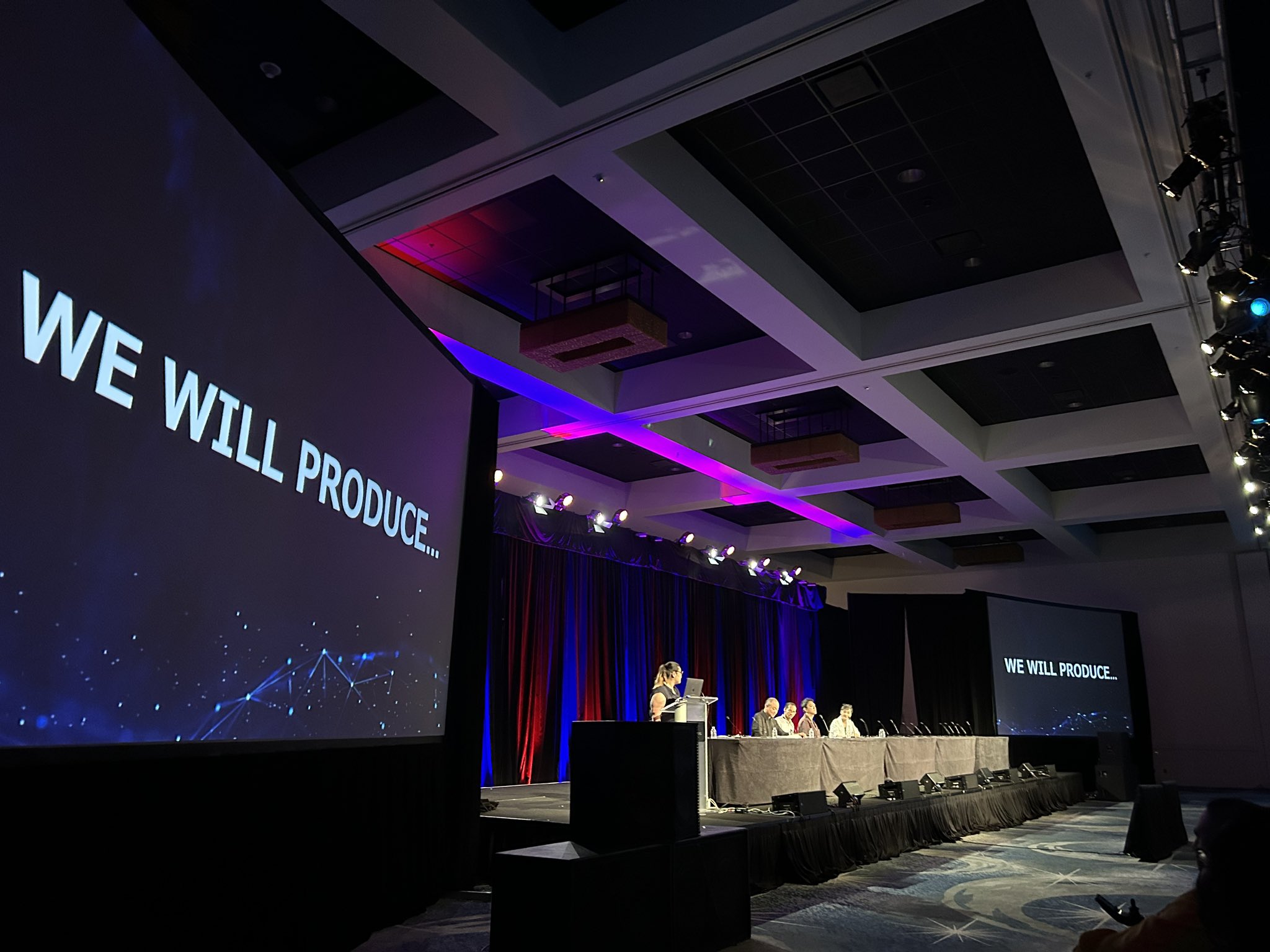 warner-bros-japan-anime-on-twitter-the-panel-has-started-but-it-s