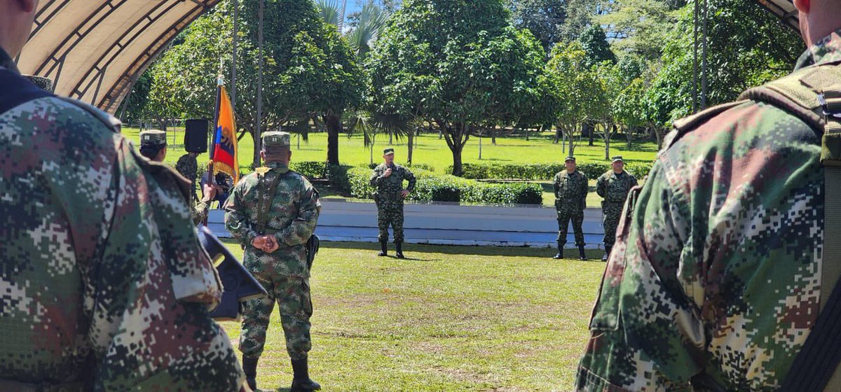 COMANDANTE_EJC's tweet photo. En la #BR22 del @COL_EJERCITO en San José del Guaviare #Guaviare, seguimos haciendo seguimiento operacional al cumplimiento del #PlanAyacucho y realizando un reconocimiento a nuestros soldados por el profesionalismo en cumplimiento a la misión constitucional.
#PatriaHonorLealtad https://t.co/ysJV2pxQU2