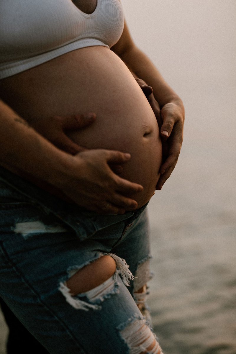 bitchnbacon's tweet photo. it’s giving @HollisterCo maternity https://t.co/3CkkZ2HUso