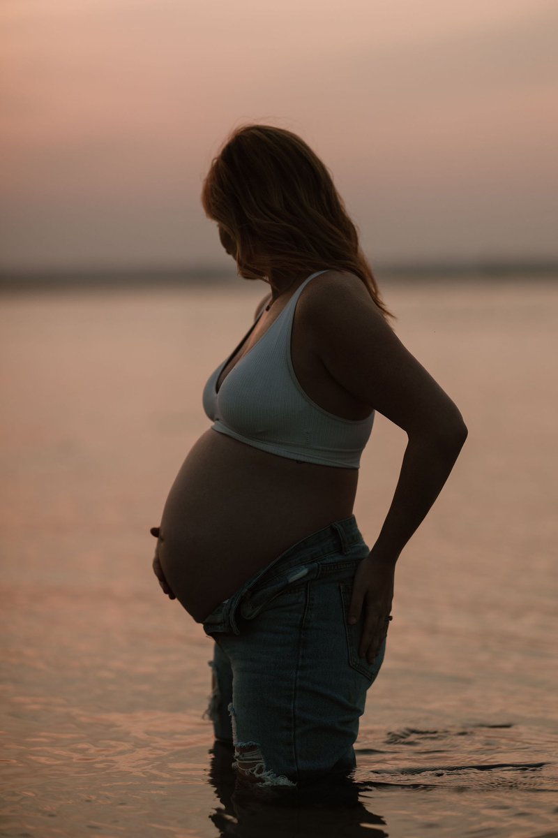 bitchnbacon's tweet photo. it’s giving @HollisterCo maternity https://t.co/3CkkZ2HUso