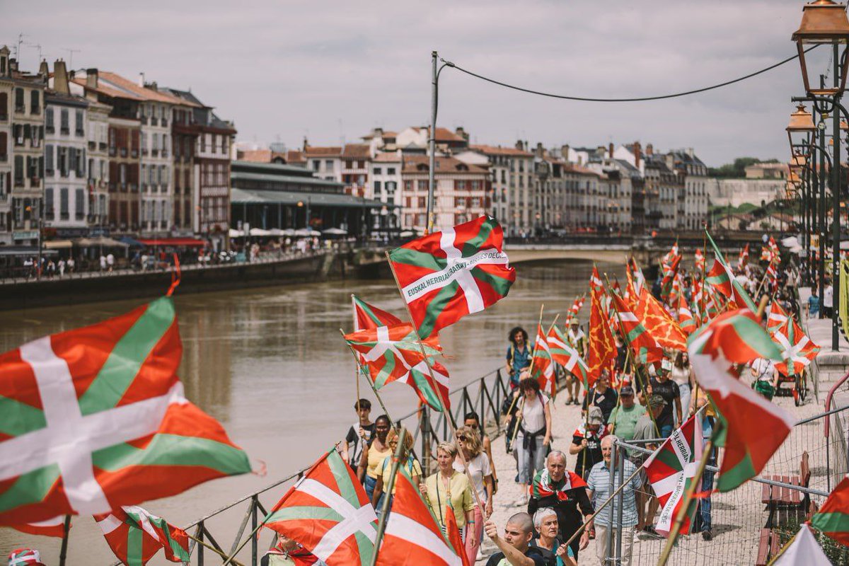 TourIparEH's tweet photo. La 3e étape du Tour de France est arrivée à Baiona. Depuis son départ à Bilbo, nous avons relevé le défis : inonder les routes d'Ikurriña et faire entendre notre volonté de décider de notre avenir.

👏Bravo à tou·tes ! Gora Euskal Herria!

#TDF2023 
#BasquesDecide https://t.co/h46L9Yx0Jk