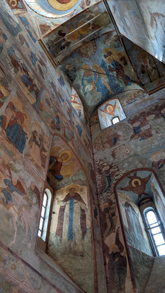 Это роспись Софийского храма, сделанная Дмитрием Плехановым, он же расписывал храмы в Ярославле и Ростове.

Вы же впервые в жизни слышите это имя? Правда? А ведь он по факту русский Рафаэль. Теперь задумайтесь как так получилось
