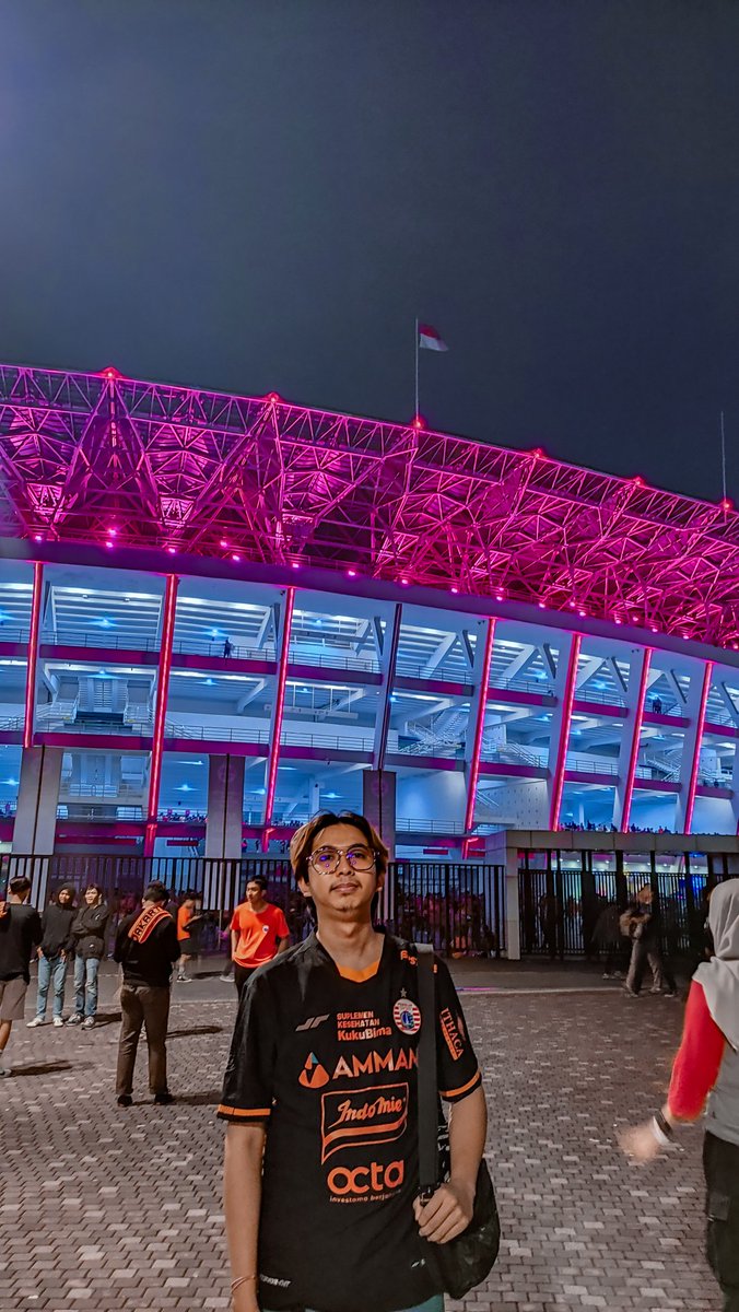 Kembali ke stadion kembali bernyanyi kembali berteriak untuk tim kesayangan, ahhh sayangnya tim lawan lebih asikk tidur tiduran di rumput gbk yang hijau

#PersijaDay