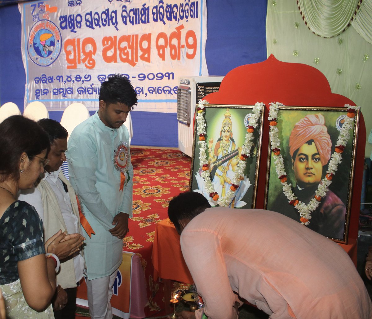 abvpodisha's tweet photo. ଏବିଭିପି ଓଡ଼ିଶାର ପ୍ରାନ୍ତ ଅଭ୍ୟାସ ବର୍ଗ-୨ ପୂର୍ବ କ୍ଷେତ୍ରର କ୍ଷେତ୍ରୀୟ ସଂଗଠନ ସମ୍ପାଦକ ଶ୍ରୀ @apangshushil, ପ୍ରାନ୍ତ ସଙ୍ଗଠନ ସମ୍ପାଦକ ଶ୍ରୀ @BailochanSahuOd, ରାଜ୍ୟ ସଭାପତି ଅଧ୍ୟାପିକା @Gargeetweets ଏବଂ ରାଜ୍ୟ ସମ୍ପାଦକ ଶ୍ରୀ @Arijeetodisha ଙ୍କ ଦ୍ବାରା ଦୀପ ପ୍ରଜ୍ଜ୍ୱଳନ ପୂର୍ବକ ଉଦଘାଟିତ ହୋଇଯାଇଛି।
#ABVPOdisha https://t.co/8zHqwEw5TJ