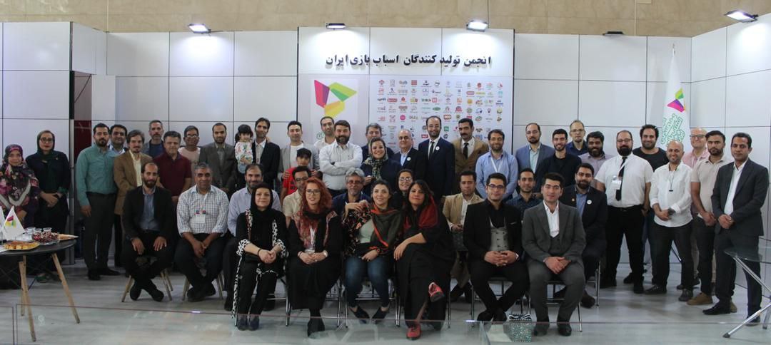 Samad_Khatibi's tweet photo. تجربه شرکت در #نمایشگاه همیشه پر از فراز و نشیبه. از فراهم شدن مقدمات تا آمادگی برای افتتاح تا هر لحظه از مشارکت در یک اتفاق جمعی؛ که بیشتر مواقع فرازهاش به نشیب‌هاش می‌چربه.
حضور در #ایران_تویکس که در حال حاضر تنها نمایشگاه «مستقل» و «تخصصی» صنف بازی و اسباب‌بازی محسوب میشه، /۱ https://t.co/qCDSIri5P0