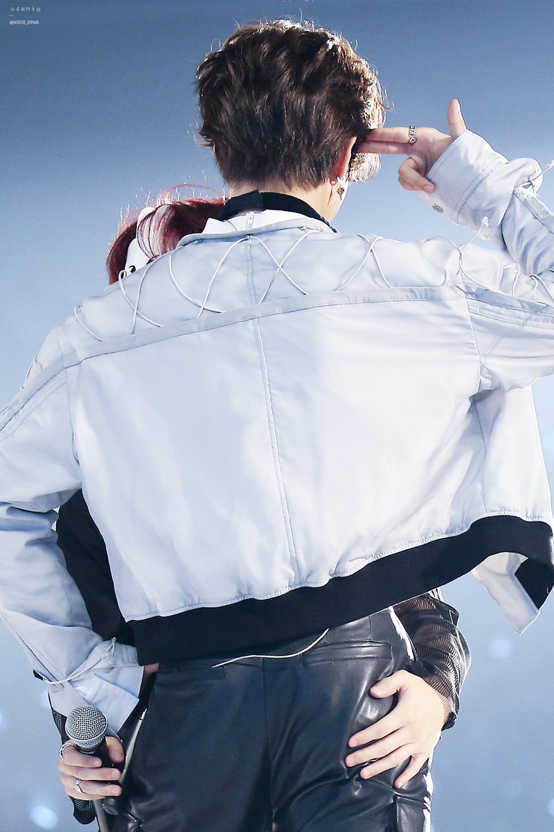 230702 minsung — leeknow copying han's pose from diff angles; a short &amp; very self indulgent thread