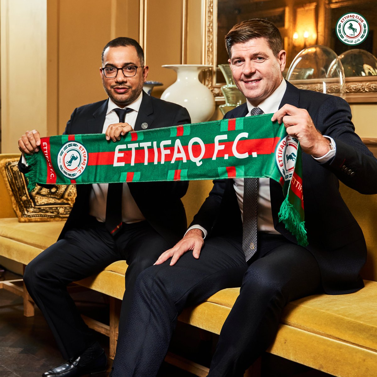 Ettifaq's tweet photo. ✍🏻 المهندس خالد الدبل رئيس النادي خلال توقيع العقد مع الإسطورة الإنجليزية ستيفين جيرارد 

#جيرارد_اتفاقي https://t.co/5PPH59VP42