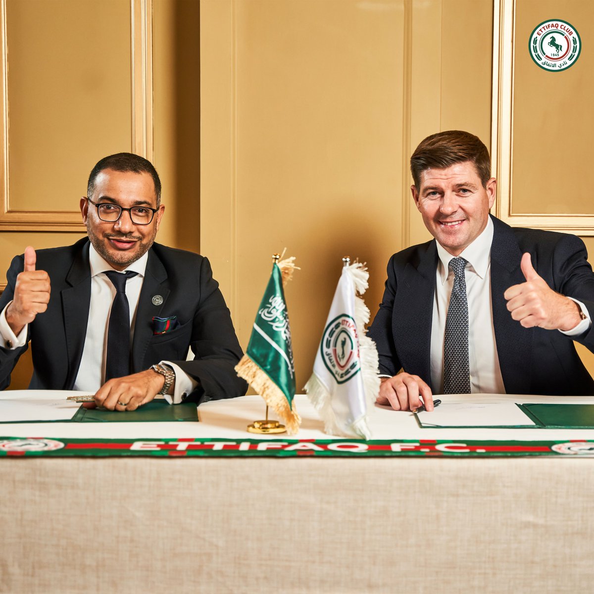 Ettifaq's tweet photo. ✍🏻 المهندس خالد الدبل رئيس النادي خلال توقيع العقد مع الإسطورة الإنجليزية ستيفين جيرارد 

#جيرارد_اتفاقي https://t.co/5PPH59VP42