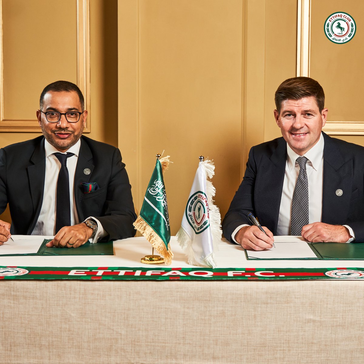 Ettifaq's tweet photo. ✍🏻 المهندس خالد الدبل رئيس النادي خلال توقيع العقد مع الإسطورة الإنجليزية ستيفين جيرارد 

#جيرارد_اتفاقي https://t.co/5PPH59VP42