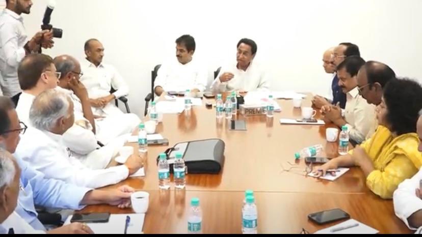inc_jpagarwal's tweet photo. भोपाल में @INCMP की राजनीतिक मामलों की समिति की बैठक में मेरे साथ AICC महासचिव श्री @kcvenugopalmp जी प्रदेशाध्यक्ष श्री @OfficeOfKNath जी, Ex. CM श्री @digvijaya_28 जी, CLP नेता श्री @GovindSinghDr जी व राजयसभा सांसद श्री @VTankha जी सहित अन्य नेतागण मौजूद रहे! https://t.co/Yb8930Y5R0