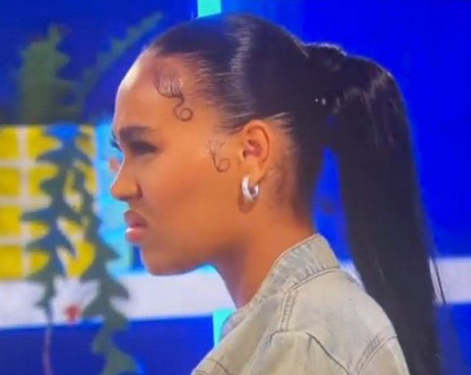 KelsyFortunate's tweet photo. It’s funny how @SandraEssiene hurried to threaten to post Khosi’s picture to troll her as if it was Khosi in her comment section. If you want to throw shade to trend for a couple of hours do it with your full chest, no one will beat you. LMAO #BBTitans https://t.co/D1yDoIr6Fo