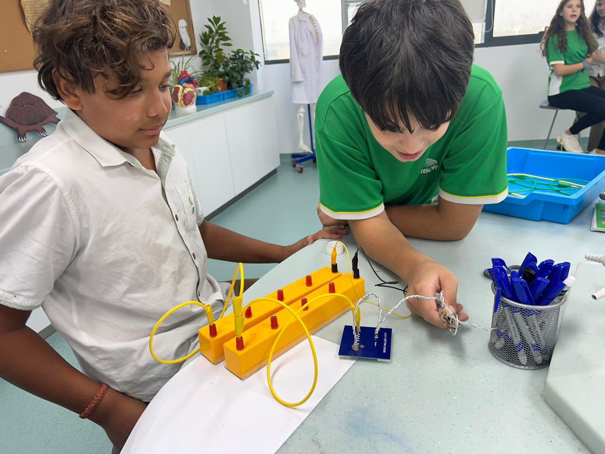 Arbor_Secondary's tweet image. STEM Day - exploratory learning through creativity and curiosity to enhance students’ understanding. Wonderful to see all year groups so actively involved in their learning. #stem #problemsolving #circuitdesign @ArborSeniors