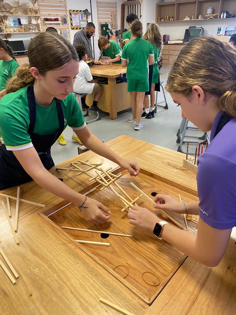 Arbor_Secondary's tweet image. STEM Day - exploratory learning through creativity and curiosity to enhance students’ understanding. Wonderful to see all year groups so actively involved in their learning. #stem #problemsolving #circuitdesign @ArborSeniors