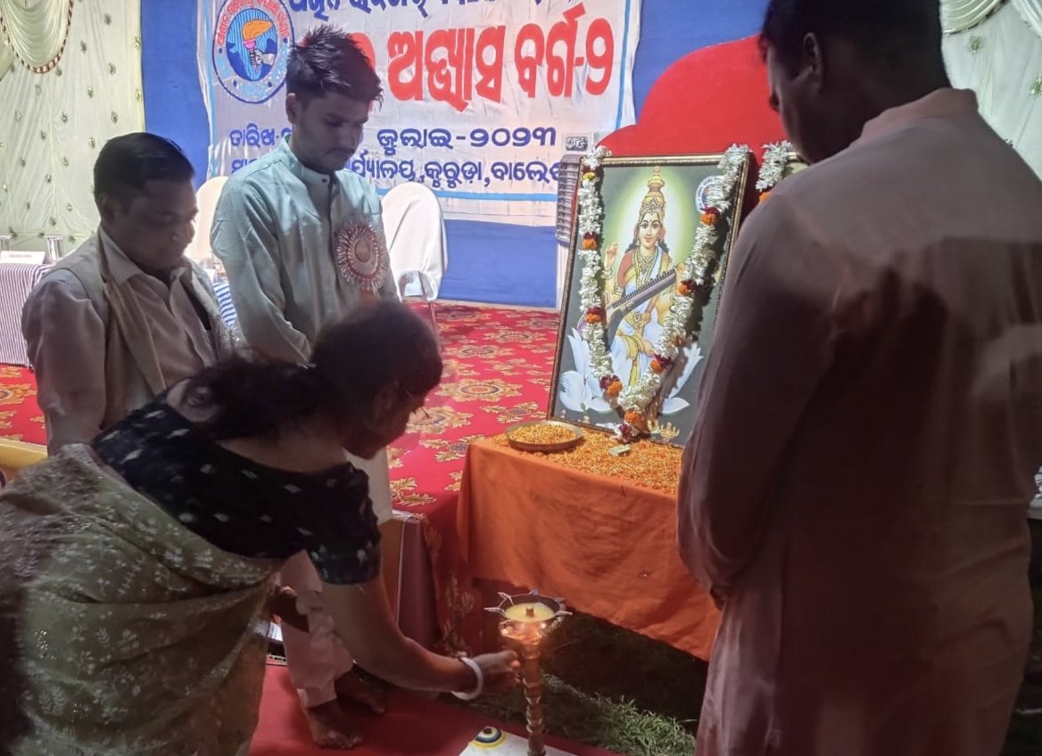abvpodisha's tweet photo. ଏବିଭିପି ଓଡ଼ିଶାର ପ୍ରାନ୍ତ ଅଭ୍ୟାସ ବର୍ଗ-୨ ପୂର୍ବ କ୍ଷେତ୍ରର କ୍ଷେତ୍ରୀୟ ସଂଗଠନ ସମ୍ପାଦକ ଶ୍ରୀ @apangshushil, ପ୍ରାନ୍ତ ସଙ୍ଗଠନ ସମ୍ପାଦକ ଶ୍ରୀ @BailochanSahuOd, ରାଜ୍ୟ ସଭାପତି ଅଧ୍ୟାପିକା @Gargeetweets ଏବଂ ରାଜ୍ୟ ସମ୍ପାଦକ ଶ୍ରୀ @Arijeetodisha ଙ୍କ ଦ୍ବାରା ଦୀପ ପ୍ରଜ୍ଜ୍ୱଳନ ପୂର୍ବକ ଉଦଘାଟିତ ହୋଇଯାଇଛି।
#ABVPOdisha https://t.co/8zHqwEw5TJ