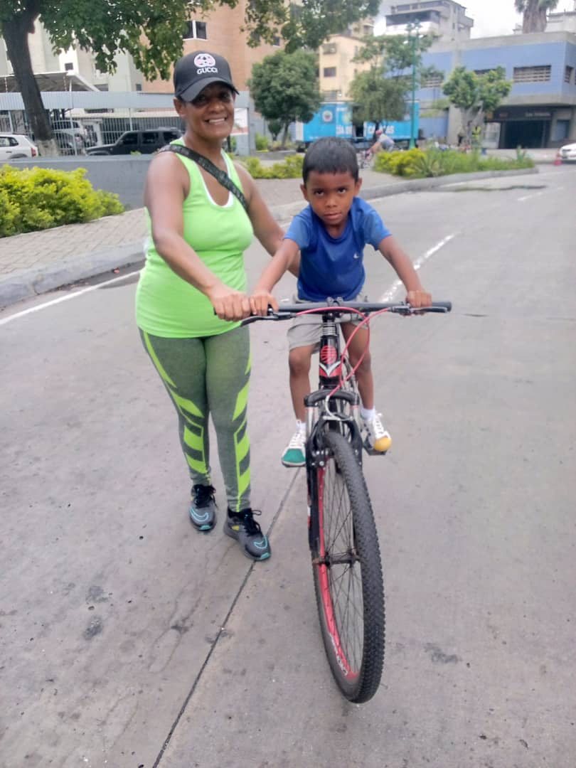 4Freddy23's tweet photo. A dos ruedas 🚴‍♀️🚴‍♀️ se cumplió la jornada 460 del Caracas Rueda Libre, actividad que se realizó en la Plaza Los Símbolos, parroquia San Pedro.

El @Imdere_ccs desarrollando actividades para la sana recreación.

@gestionperfecta
@AlcaldiaDCcs

#ConMaduroMásPueblo
#ConMaduroPaLante https://t.co/PPcwLFTdo7