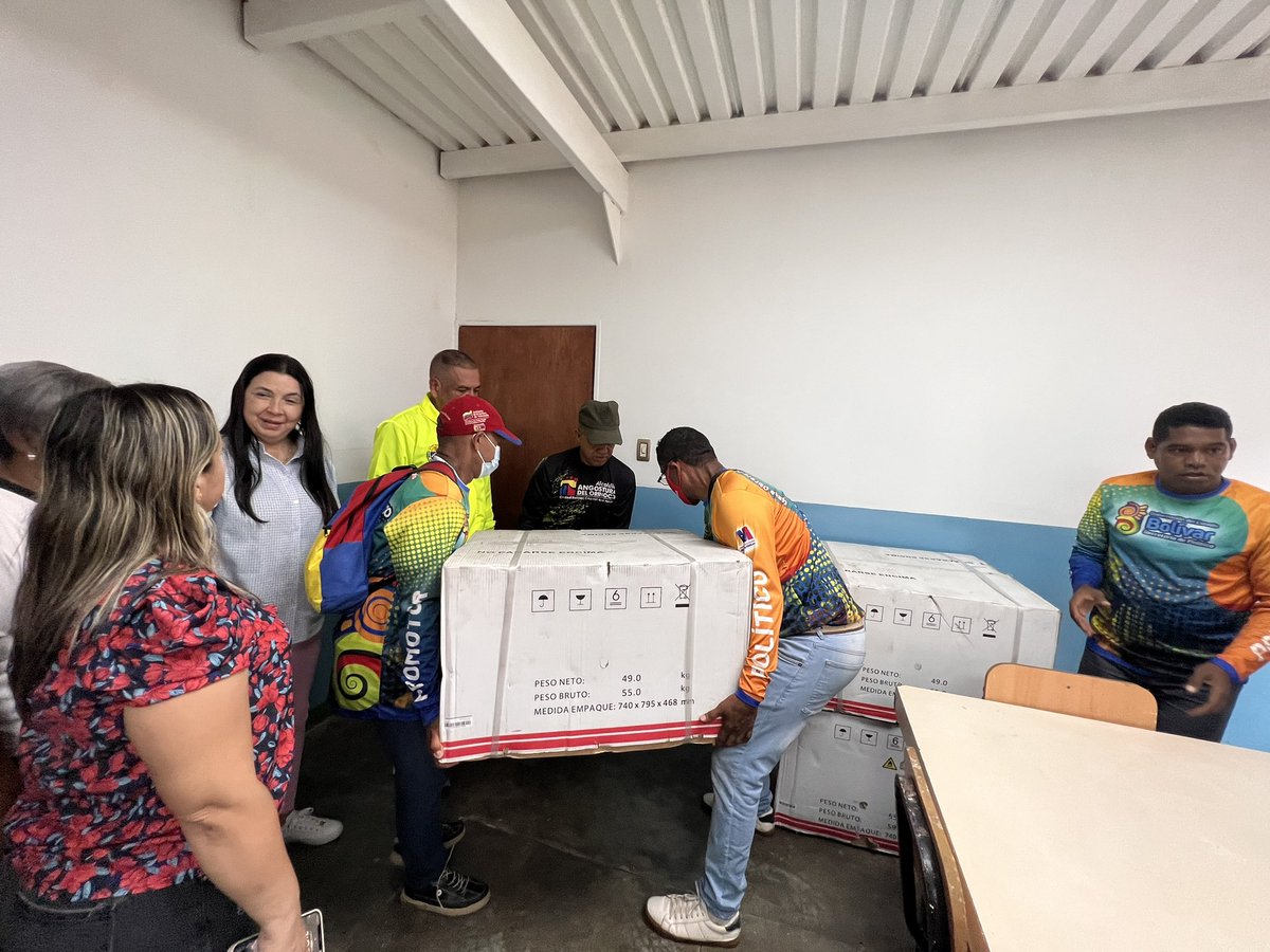 comandosergioh's tweet photo. El trabajo en equipo fortalece y más cuando es para el presente de la patria, quienes seguirán contando con unos espacios dignificados para el bienestar de nuestros niños y niñas #TEA en el #Caipa Bolívar #ConMaduroPaLante https://t.co/w28e0Oq47g