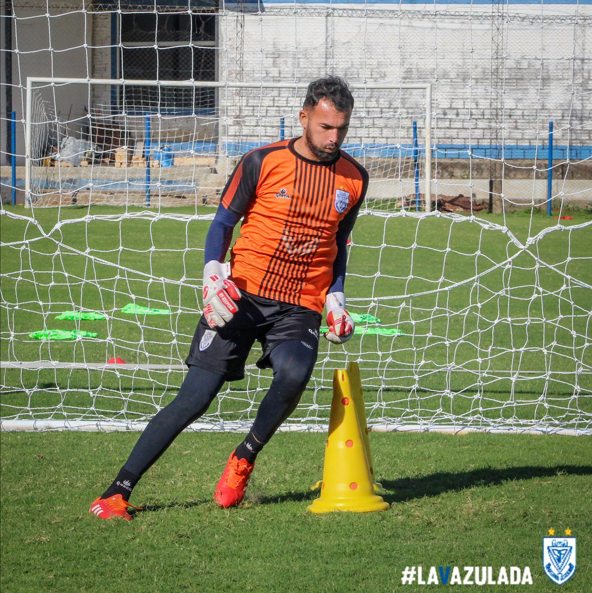 ⚽| 𝐒𝐞𝐦𝐚𝐧𝐚 𝐝𝐞 𝐜𝐨𝐦𝐩𝐞𝐭𝐞𝐧𝐜𝐢𝐚
.
Los porteros poniéndose a punto para el arranque del campeonato clausura.
👉Próximo rival Sp. Trinidense
.
#𝑬𝒍𝑶𝒓𝒈𝒖𝒍𝒍𝒐𝑫𝒆𝑩𝒂𝒓𝒓𝒊𝒐𝑱𝒂𝒓𝒂 🤍💙
