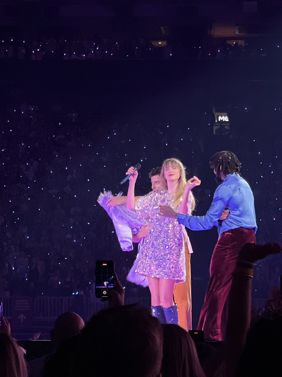 KatelynFitts's tweet photo. @hushmirrorball Atlanta Section B Row 11 https://t.co/fIvVV8b0I6